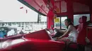 Pramudi bus tingkat wisata TransJakarta mengenakan kebaya saat menjalankan tugasnya di Jakarta, Jumat (21/4). Dalam rangka Hari Kartini, semua pramudi perempuan bus pariwisata dan Transjakarta mengenakan kebaya. (Liputan6.com/Faizal Fanani)