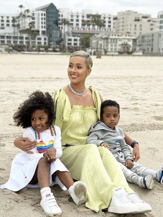 Ia juga tampil feminim mengenakan dress putih serta inner lengan panjang. Sedangkan, Kimmy mengenakan two pieces hijau lime. (@kimmyjayanti)