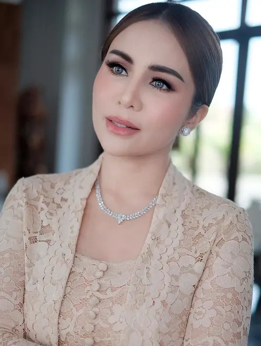 Sang MUA tampak berfokus pada riasan mata yang tajam, sementara pipi dan bibirnya dipulas dalam rona soft pink yang segar. [@therealmomogeisha/@ghaneskarina]