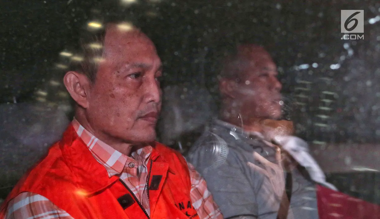 Direktur Teknologi dan Produksi PT Krakatau Steel Wisnu Kuncoro memakai rompi tahanan usai menjalani pemeriksaan di Gedung KPK, Jakarta, Sabtu (23/3). Wisnu Kuncoro diperiksa bersama Alexander Muskitta, Kenneth Sutarjdja dan ditahan secara terpisah selama 20 hari. (Liputan6.com/Johan Tallo)