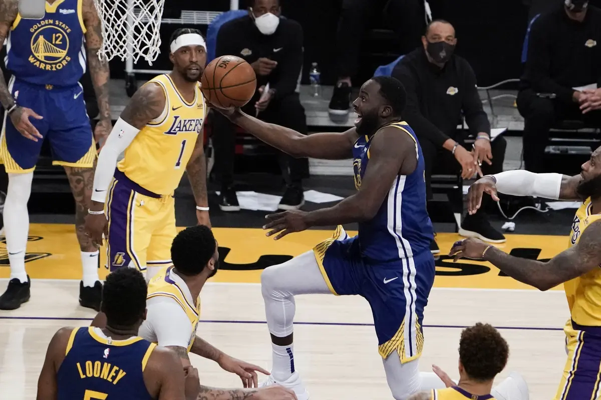 FOTO: Warriors Menang Dramatis atas LA Lakers