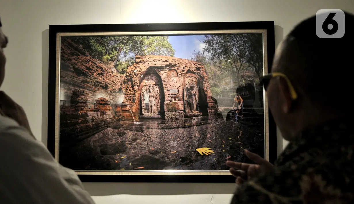 Pengunjung mengamati karya foto dalam Pameran Fotografi Cagar Budaya di Museum Nasional, Jakarta, Kamis (3/10/2019). Pameran tersebut diselenggarakan oleh Direktorat Cagar Budaya dan Permuseuman, Kementerian Pendidikan dan Kebudayaan bertema Cagar Budaya Bahagia. (merdeka.com/Iqbal Nugroho)