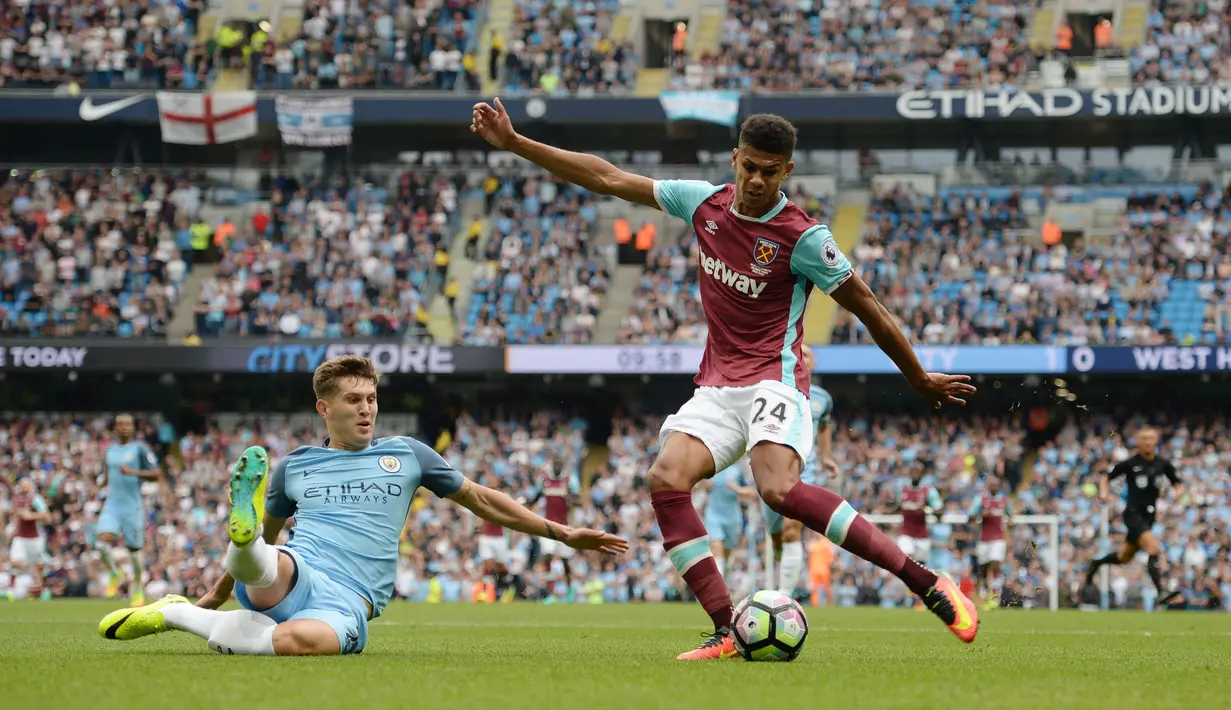 Striker Inggris, Ashley Fletcher yang baru saja bergabung dengan Blackpool pada awal musim 2024/2025 usai meninggalkan Watford sejatinya merupakan anggota Akademi Manchester United mulai 2012/2013 hingga 2015/2016. Belum sempat dipromosikan ke tim utama, ia dilepas permanen ke West Ham United pada awal musim 2016/2017 dengan status bebas transfer. Bersama The Hammers ia hanya bertahan semusim dengan mencatatkan 20 penampilan di semua kompetisi dengan torehan 1 gol. (AFP/Oli Scarff)