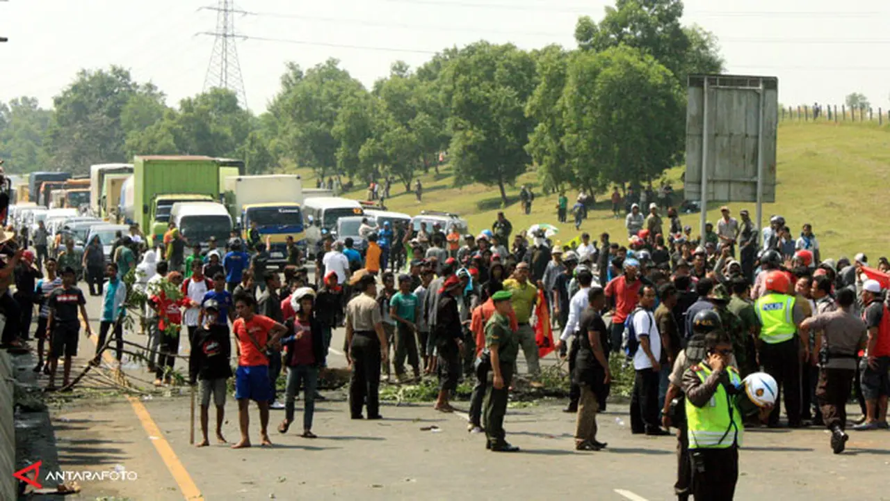 demo-tol-cikampek130711c.jpg