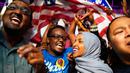 Ilhan Omar bersama pendukungnya merayakan kemenangan putaran pertama pemilihan Distrik Kongres ke-5 di Minneapolis, AS, Selasa (14/8). Omar diprediksi akan menang dalam pemilihan penuh pada November nanti. (Mark Vancleave/Star Tribune via AP)