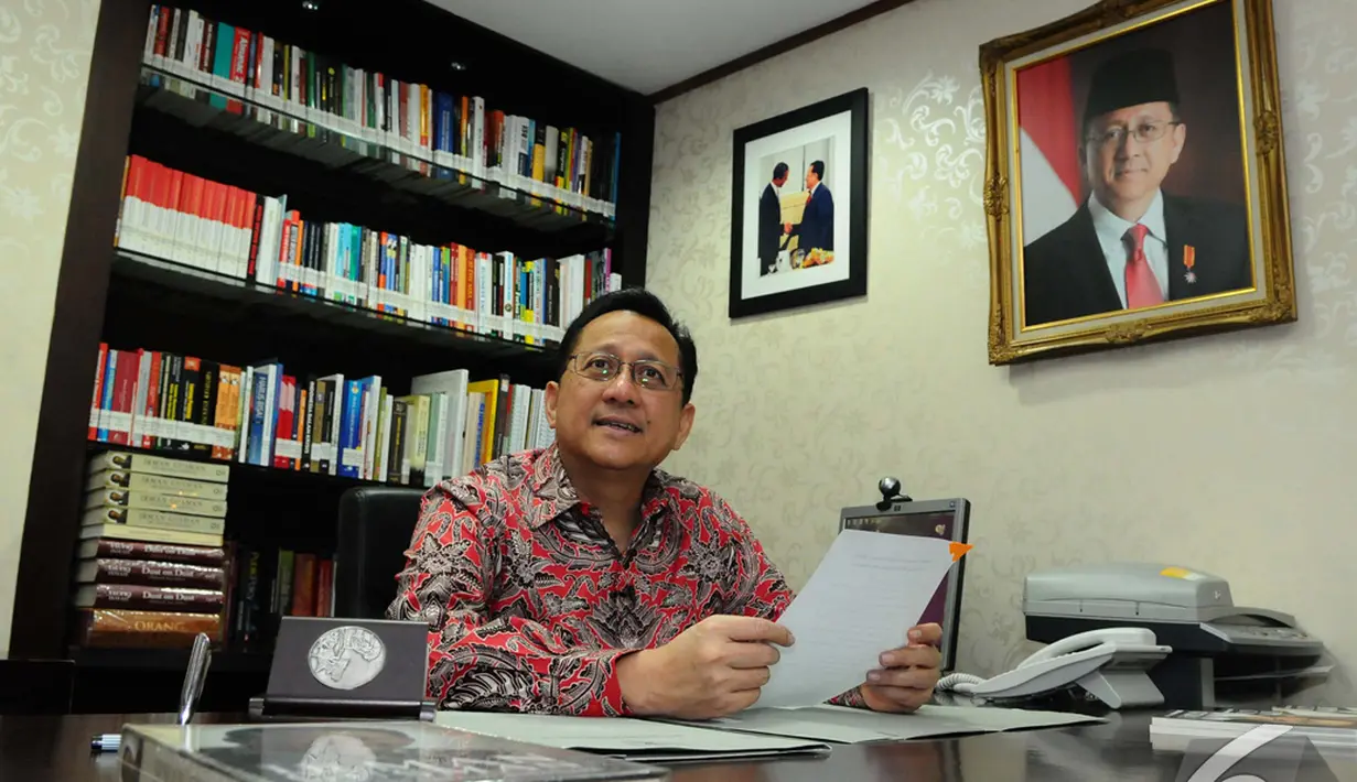 Ketua DPD RI, Irman Gusman menyambut hangat kedatangan Liputan6.com di  kediaman pribadinya, Jakarta, Rabu (3/12/2014). (Liputan6.com/Andrian M Tunay)