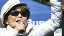 Yoko Ono menunjukkan tanda perdamaian saat ia bernyanyi bersama ribuan orang yang berkumpul untuk membentuk simbol perdamaian raksasa di New York Central Park , Selasa (6/10). Kegiatan itu menandai ulang tahun John Lennon ke-75.(REUTERS/Mike Segar)