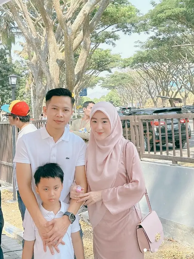 Potret keluarga Larissa Chou di acara sekolah Yusuf (Sumber: Instagram/larissachou)