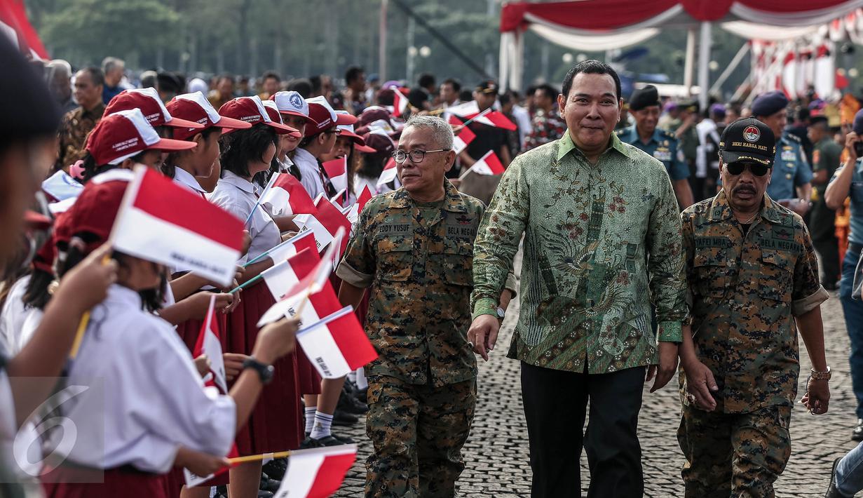 Tommy Soeharto usai mengikuti Apel Gelar Nasional Bela Negara 2016 di Silang Monas, Jakarta, Selasa (23/8). Apel diiikuti 10.000 peserta terdiri dari kementerian/lembaga terkait, TNI, Polri dan komponen bangsa lainnya. (Liputan6.com/Faizal Fanani)