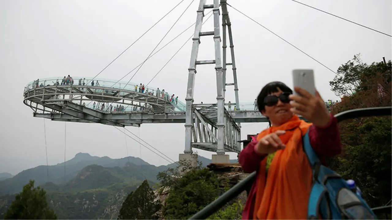 Berpose Unik Demi Selfie Keren di Menara Pandang Transparan
