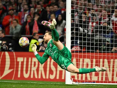 Kiper Atletico Madrid, Jan Oblak, berhasil menghalau bola saat adu penalti melawan Inter Milan dalam laga leg kedua babak 16 besar Liga Champions di Estadio Metropolitano, Kamis (14/3/2024). (AFP/Javier Soriano)