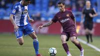 Gelandang Barcelona, Philippe Coutinho, berusaha melewati bek Deportivo La Coruna, Juanfran, pada laga La Liga di Stadion Riazor, Senin (30/4/2018). Barcelona menang 4-2 atas Deportivo La Coruna. (AP/Lalo R. Villar)