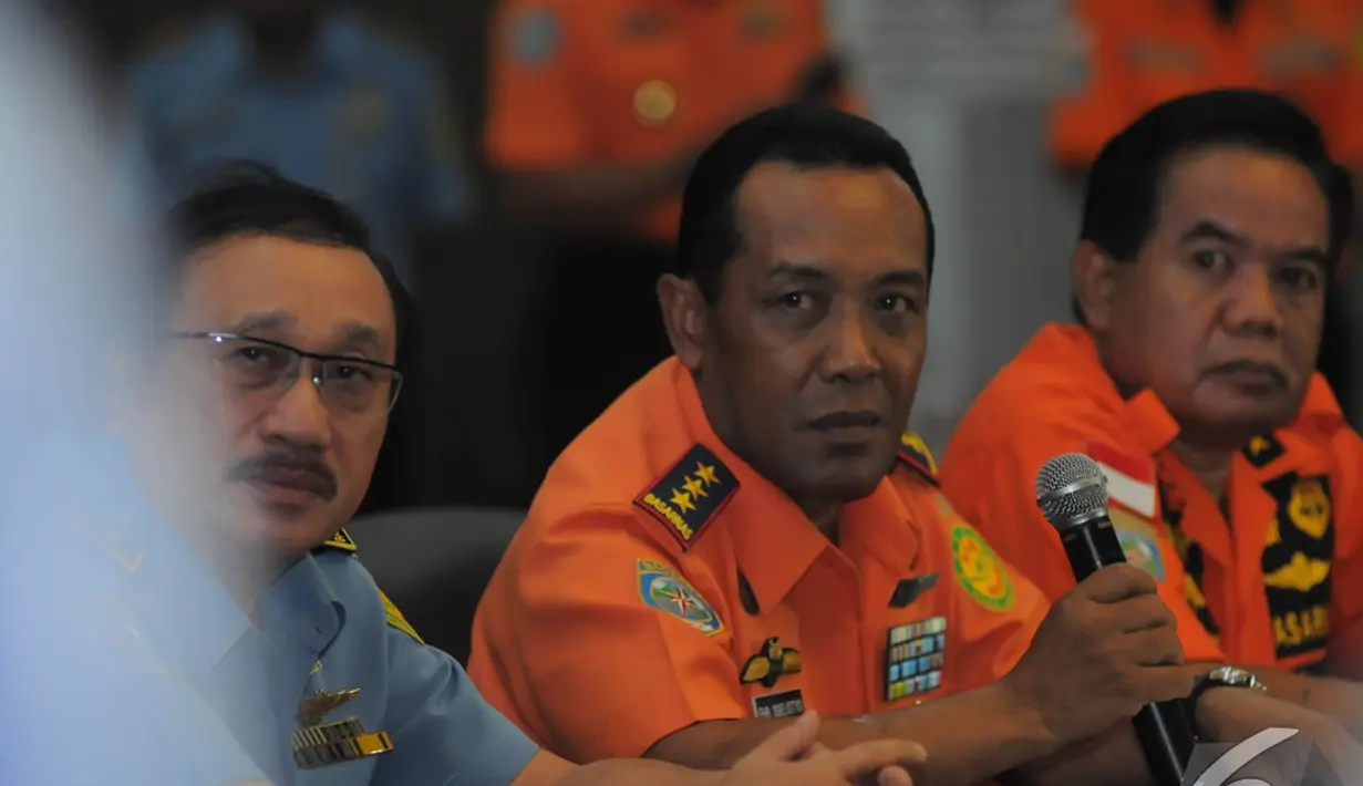 Henry Bambang Soelistyo (tengah) memastikan bahwa apa yang mereka temukan adalah bagian dari pesawat AirAsia yang hilang, Jakarta, Selasa (30/12/2014). (Liputan6.com/Herman Zakharia)