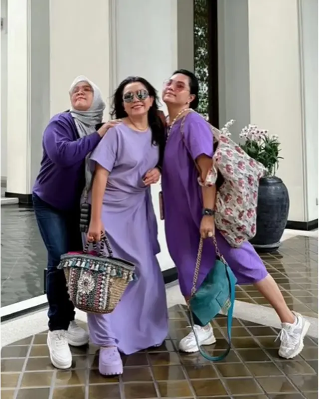 Tampil cantik awet muda di usia 54 tahun, begini 6 potret kompak Mayangsari dan saudara perempuannya