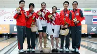 Dua atlet bowling Indonesia, Tannya Roumimper dan Sharon Adelina (tengah), mendapat medali emas pada nomor ganda putri SEA Games 2017, Senin (21/8/2017). (Twitter/KL2017)