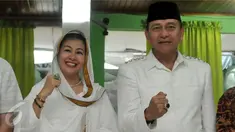 Bakal Calon Gubernur DKI, Hasnaeni Moein atau Wanita Emas dan Irjen Benny Mokalu berpose bersama usai konferensi pers di Jakarta, Rabu (25/5). Wanita emas memperkenalkan Irjen Benny sebagai Bakal Calon Wakil Gubernur DKI Jakarta (Liputan6.com/Johan Tallo)
