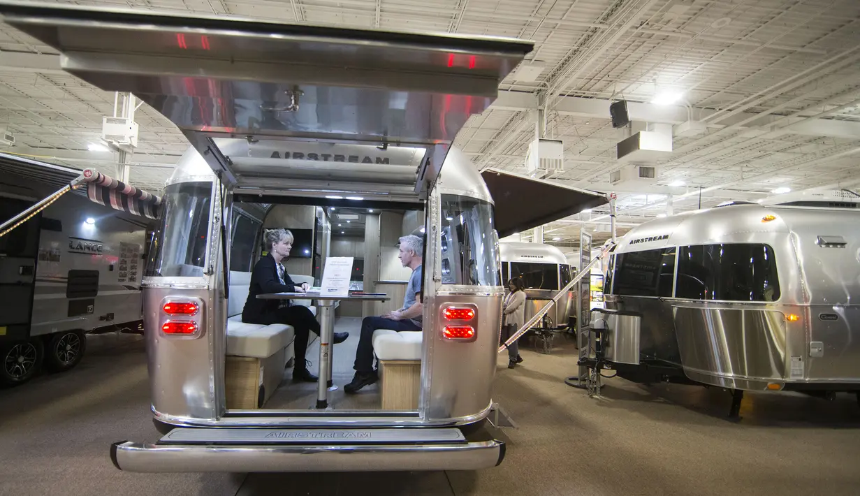 Pengunjung melihat interior trailer wisata Airstream dalam Pameran Kamping dan Kendaraan Rekreasi Musim Semi Toronto (Toronto Spring Camping & RV Show) 2020 di Toronto, Kanada (27/2/2020). (Xinhua/Zou Zheng)