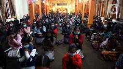 Kekhusyukan warga Suku Tengger, yang memeluk Buddha Jawa Sanyata, ketika melaksanakan upacara perayaan Hari Raya Trisuci Waisak 2565 di Vihara Paramitta, Desa Ngadas, Poncokusumo, Malang, Jawa Timur, pada Rabu (26/5/2021). (merdeka.com/Nanda F. Ibrahim)