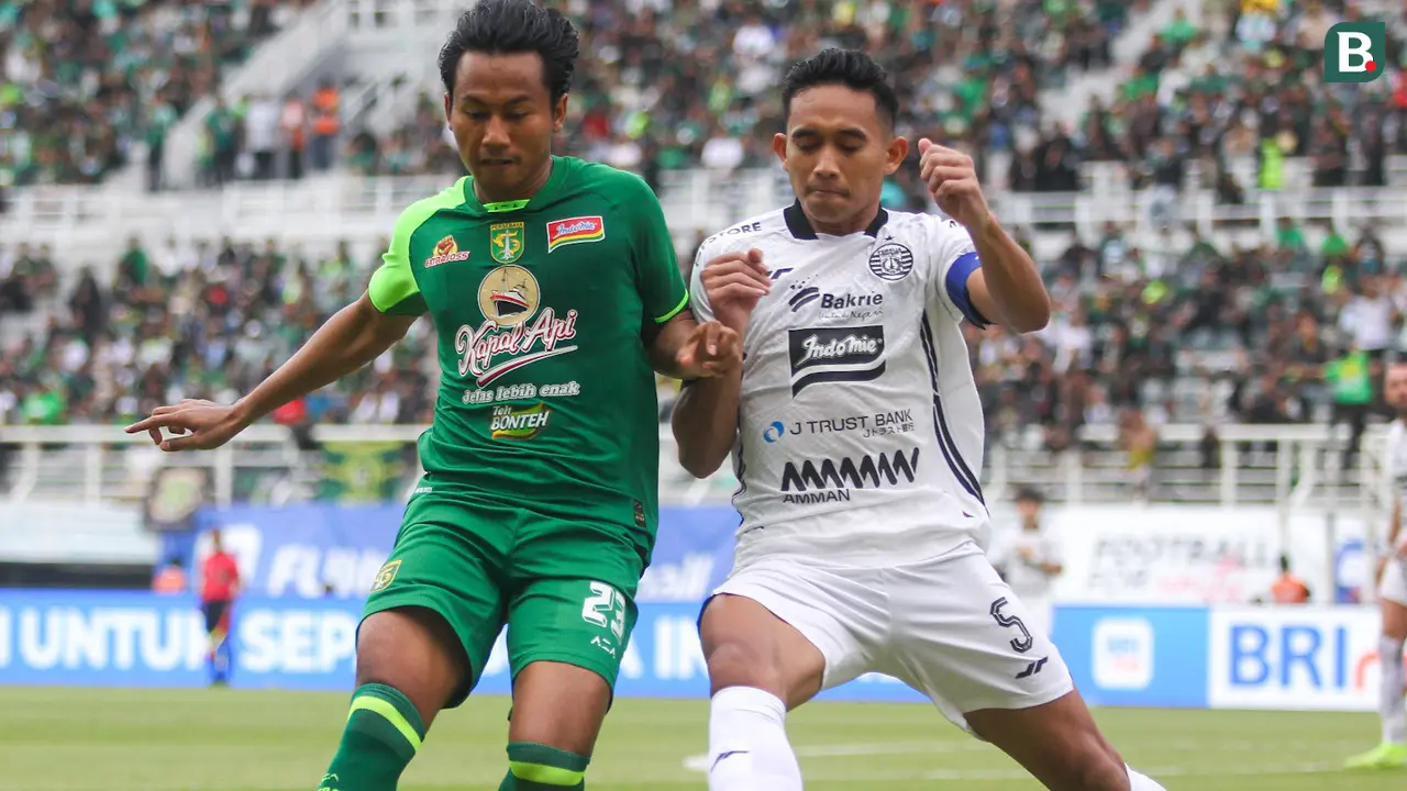 Persebaya Surabaya melawan Persija Jakarta di BRI Liga 1 2024/2025.