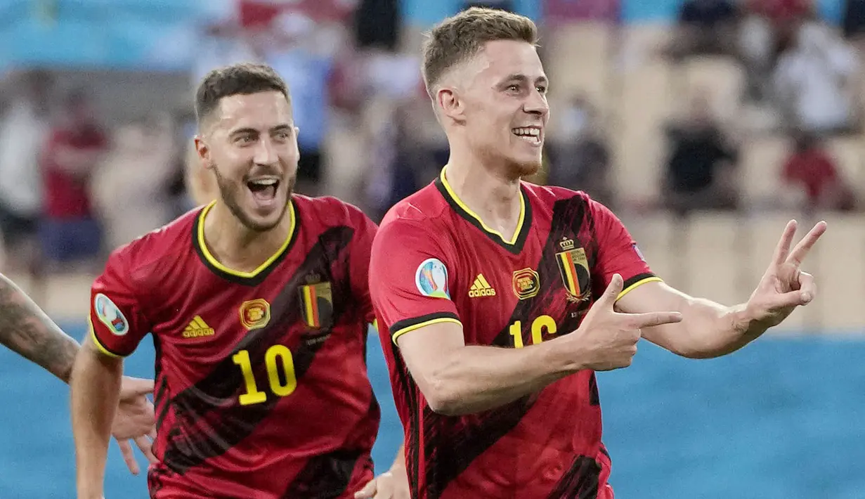 Thorgan Hazard - Pemain yang berposisi gelandang ini menjadi pembeda pada laga melawan Portugal di babak 16 besar Euro 2020. Hazard menjadi pencetak gol satu-satunya dan sekaligus memastikan Belgia meraih satu tiket ke perempat final. (AP/Thanassis Stavrakis, Pool)