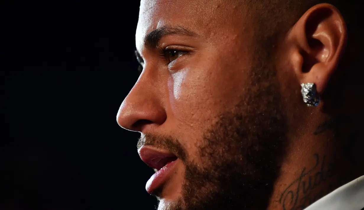 Pemain PSG, Neymar, saat menghadiri acara amal untuk Institut Neymar Jr di Sao Paulo, Brasil, Kamis (19/7/2018). Bintang asal Brasil itu tampak menawan dengan balutan jas. (AFP/Nelson Almeida)