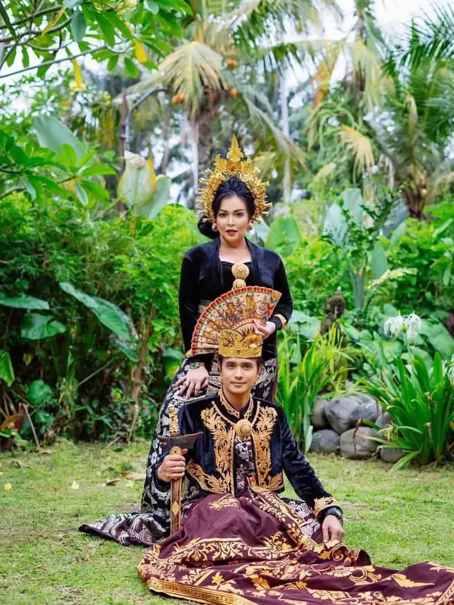 6 Gaya Pasangan Artis Jennifer Ipel dan Ajun Perwira Pakai Baju Adat Bali, Romantis