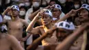 Penganut Shinto melakukan pemanasan sebelum mandi dengan air dingin di Kuil Teppozu Inari, Tokyo, Jepang, 8 Januari 2023. Ritual Tahun Baru ini dilakukan untuk memurnikan jiwa dan raga. (Philip FONG/AFP)