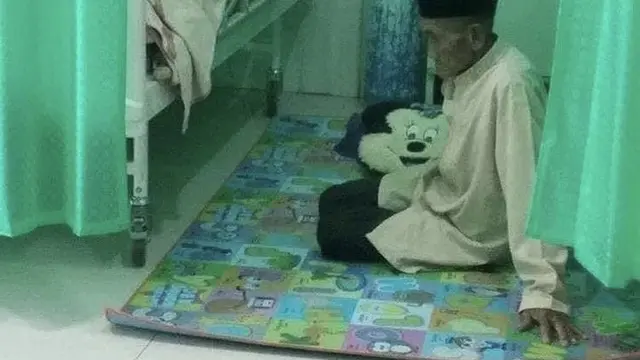 7 Potret Pasangan Tunjukkan Cintanya Sampai Tua Ini Bikin Haru