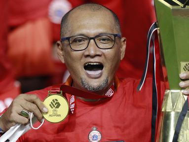 Pelatih Persija Jakarta, Sudirman, melakukan selebrasi usai menjuarai Piala Menpora 2021 di Stadion Manahan, Solo, Minggu (25/4/2021). Persija mengalahkan Persib dengan agregat 4-1. (Bola.com/M Iqbal Ichsan)