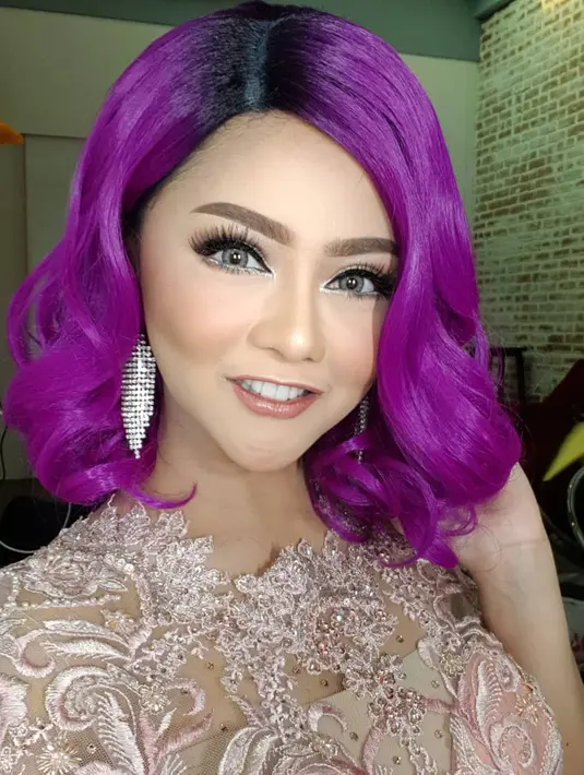 Penyanyi dangdut itu mengaku miris dengan komentar netizen. Bahkan, ia melihat banyak komentar yang seperti tak berpendidikan. (instagram/jenitajanet)