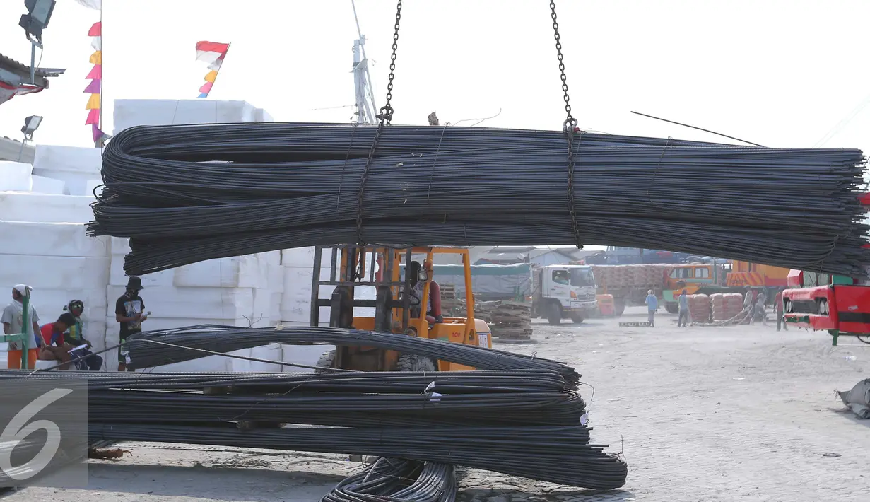 Alat berat saat bongkar muat besi baja di Pelabuhan Sunda Kelapa, Jakarta Utara, Selasa (9/8). Pada bulan Februari 2016, besi 8 mm SNI dijual seharga Rp30.000 per batang dan bulan Maret naik menjadi Rp36.000. (Liputan6.com/Angga Yuniar)