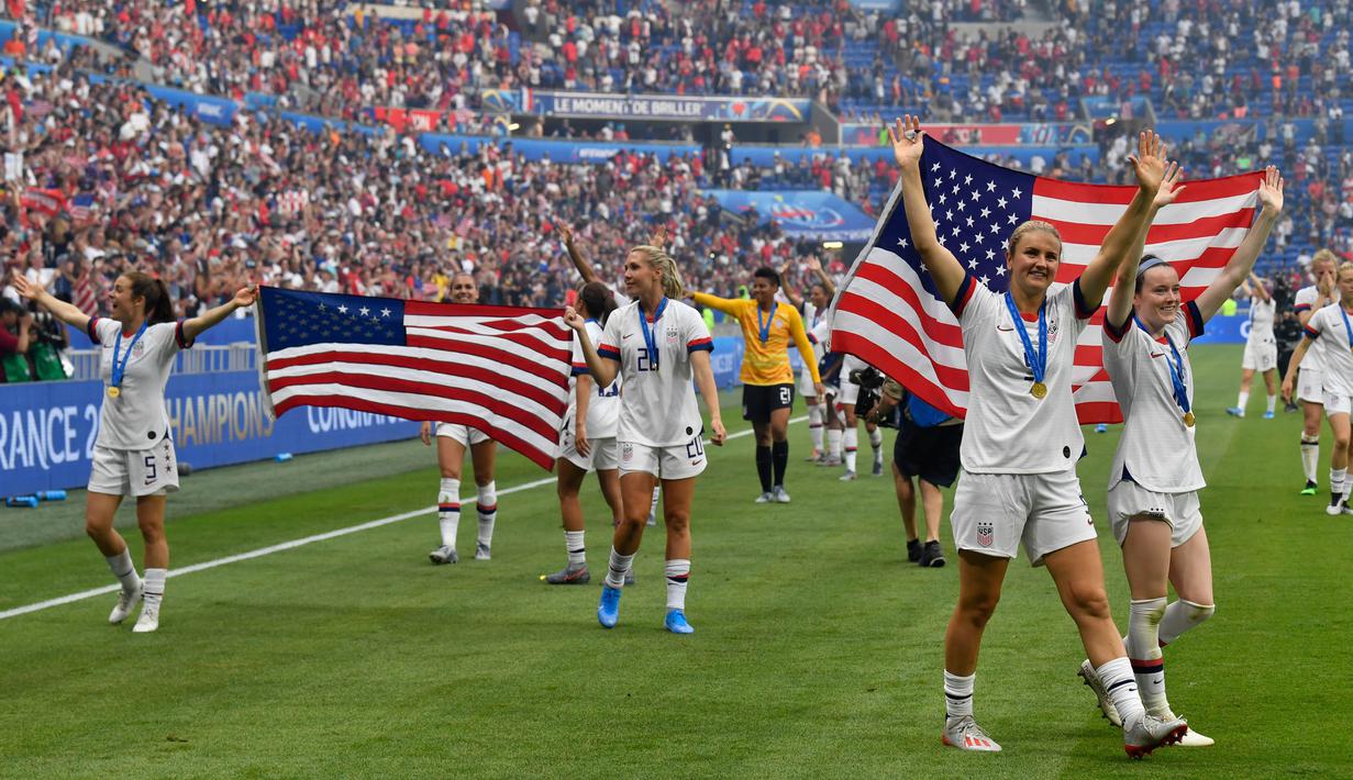 Para pemain Amerika Serikat merayakan gelar juara Piala Dunia Wanita 2019 usai mengalahkan Belanda pada laga final di Stadion Lyon, Lyon, Minggu (7/7). AS menang 2-0 atas Belanda. (AFP/Phillippe Desmazes)