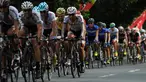 Sejumlah pebalap menempuh etape keempat Internasional Tour De Banyuwangi Ijen, (19/10/2014).  (Liputan6.com/Helmi Fithriansyah)