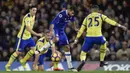 Striker Chelsea, Diego Costa, berhasil melewati bek Everton, Ramiro Funes Mori, pada laga Premier League di Stamford Bridge Stadium, Inggris, Sabtu (11/2016). Chelsea menang 5-0 atas Everton. (Reuters/Hannah McKay) 