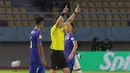 <p>Wasit Gustavo Tejera asal Uruguay memberikan isyarat setelah memeriksa VAR (Video assistant Referee) yang berpotensi terjadinya tendangan penalti dalam pertandingan Timnas Mali U-17 melawan Uzbekistan U-17 dalam babak penyisihan Grup B Piala Dunia U-17 2023 di Stadion Manahan, Solo, Jumat (10/11/2023). VAR baru pertama kali diterapkan dalam sebuah turnamen resmi di Indonesia. (Bola.com/Arief Bagus)</p>