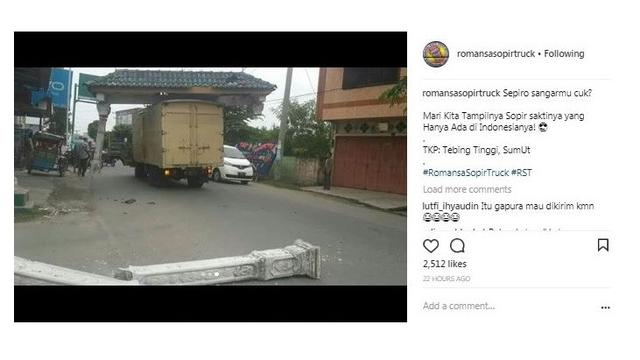 Masih Melaju Truk Ini Bawa Gapura yang Tersangkut di Atas 