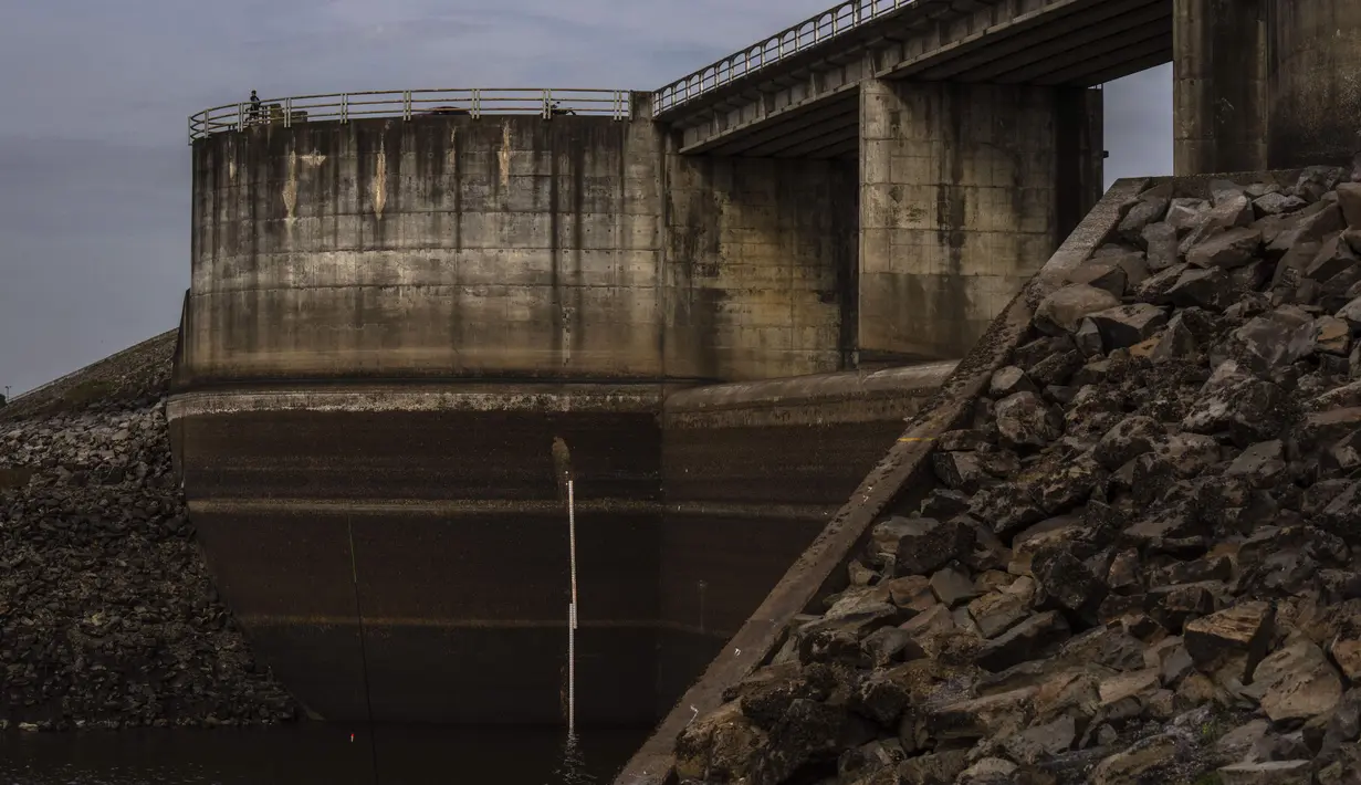 Waduk di belakang bendungan terbesar di Uruguay, Paso Severino, hanya terisi 2,6 persen. (AP Photo/Matilde Campodonico)