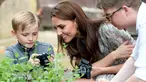 Duchess of Cambridge Kate Middleton melihat hasil foto seorang anak saat ikut serta belajar fotografi dengan Action for Children di Kingston upon Thames, Inggris (25/6/2019). (AFP Photo/Chris Jackson)