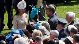 Sejumlah tamu yang hadir dalam pesta ulang tahun Pangeran Philip (suami Ratu Elizabeth) ke-93 terlihat antusias menyambut sapaan dari Duchess of Cambridge Kate Middleton di Istana Buckingham, London, (10/6). (REUTERS/Sang Tan)