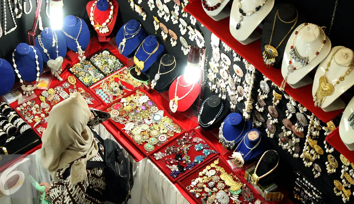 Pengunjung memilih perhiasan di stand Indo Craft 2016 di Jakarta Convention Centre, Rabu (7/12). Puluhan produk kerajinan dalam negeri dipamerkan pada Indo Craft 2016 yang berlangsung hingga 11 Desember mendatang. (Liputan6.com/Helmi Fithriansyah)