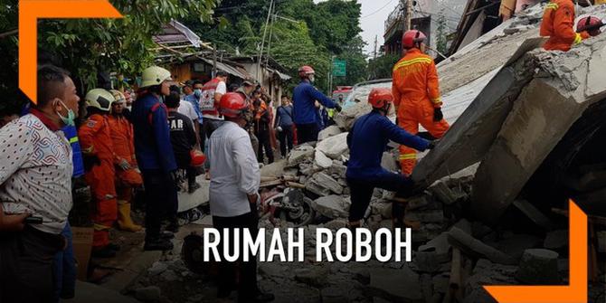 VIDEO: Dramatis, Evakuasi Pengendara Motor Tertimpa Reruntuhan