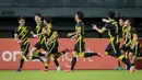 <p>Pemain Timnas Malaysia U-19 merayakan gol yang dicetak oleh Muhammad Faiz ke gawang Timnas Laos U-19 pada laga final Piala AFF U-19 2022 di Stadion Patriot Chandrabhaga, Bekasi, Jumat (15/7/2022). (Bola.com/Bagaskara Lazuardi)</p>