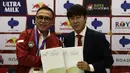 Pelatih baru Timnas Indonesia, Shin Tae-yong, bersama Muhammad Iriawan saat diperkenalkan kepada publik pada jumpa pers di Stadion Pakansari, Bogor, Sabtu (28/12). Dirinya dikontrak selama empat tahun oleh PSSI. (Bola.com/Vitalis Yogi Trisna)