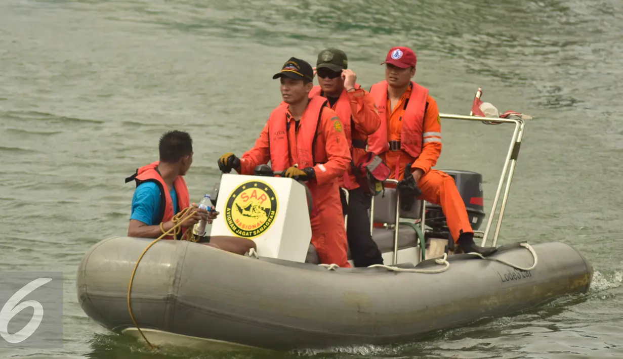 Petugas menaiki perahu karet mencari korban latihan terjun payung yang jatuh di seputar perairan pantai Semarang, Selasa (7/2). Basarnas telah mengerahkan 30 anggota dalam upaya mencarian tersebut. (Liputan6.com/Gholib)