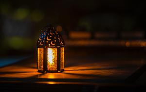 Ilustrasi puasa, Ramadan, Islami. (Photo by Ahmed Aqtai: https://www.pexels.com/photo/photo-of-ramadan-light-on-top-of-table-2233416/)