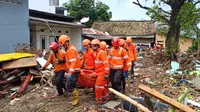 Tim SAR saat mengevakuasi jenazah korban banjir di Kecamatan Palabuhanratu Kabupaten Sukabumi, Jumat (7/3/2025). (Liputan6.com/Fira Syahrin).