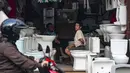 Maman Abdurrahman menjelaskan, pembiayaan bagi usaha mikro menjadi salah satu instrumen penting pemerintah, dalam mempercepat pengentasan kemiskinan ekstrem. Tampak dalam foto, dua pedagang toilet dan wastafel bekas menunggu pelanggan di sebuah toko di Jakarta pada Senin 4 Mei 2026. (BAY ISMOYO/AFP)