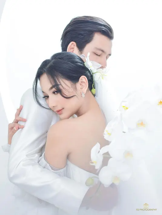 Dress pengantinnya mengekspos bagian punggung terbuka yang menambah keanggunan dan elegan.  [@fdphotography90]