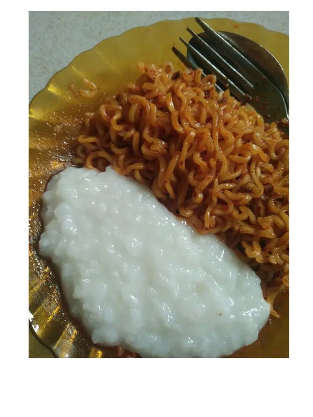 7 Cara Nyeleneh Makan Mi Goreng Ala Netizen Ini Bikin Geleng Kepala
