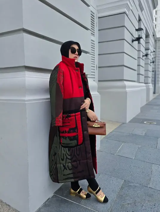 Cara lain agar baby bump Syahrini tidak terlihat saat difoto adalah memakai outer panjang yang bisa menutupi hampir keseluruhan tubuhnya. Tak jarang, ia juga memilih untuk hanya memperlihatkan bagian atas tubuhnya atau berpose membelakangi kamera. (Liputan6.com/IG/@princessyahrini)